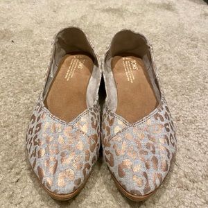 Tom’s denim flats leopard print 8.5 EUC